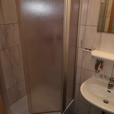 Hell Mobliertes Fur Berufsreisende Und Monteure In Messenahe Im Dusseldorfer Norden *